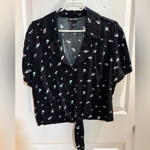 Hot Topic Black Alien Print Crop Shirt